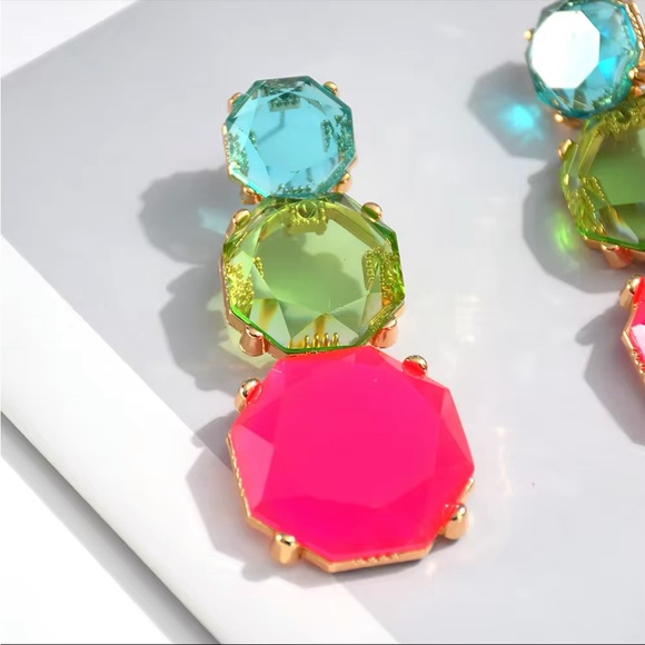 LAST! Large Gold Tone Detail and Resin Acrylic Transparent Stones Earrings! - Picture 5 of 6